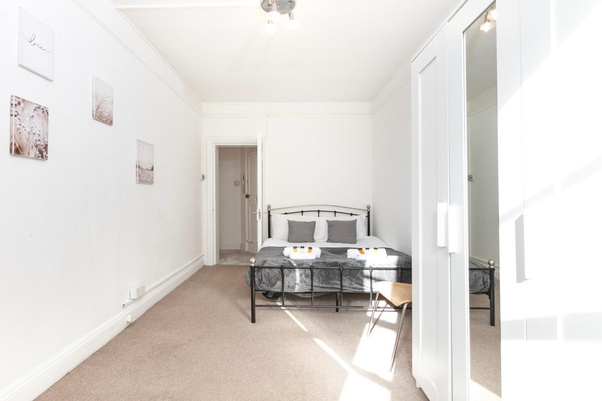 Beautiful 3 Bedroom Flat In Scott Ellis Gardens London Exterior photo